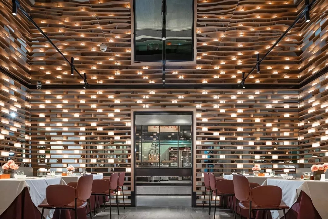 湖北大鸭梨烤鸭店以全新的餐饮空间设计，冲破品牌桎梏，重塑品牌形象