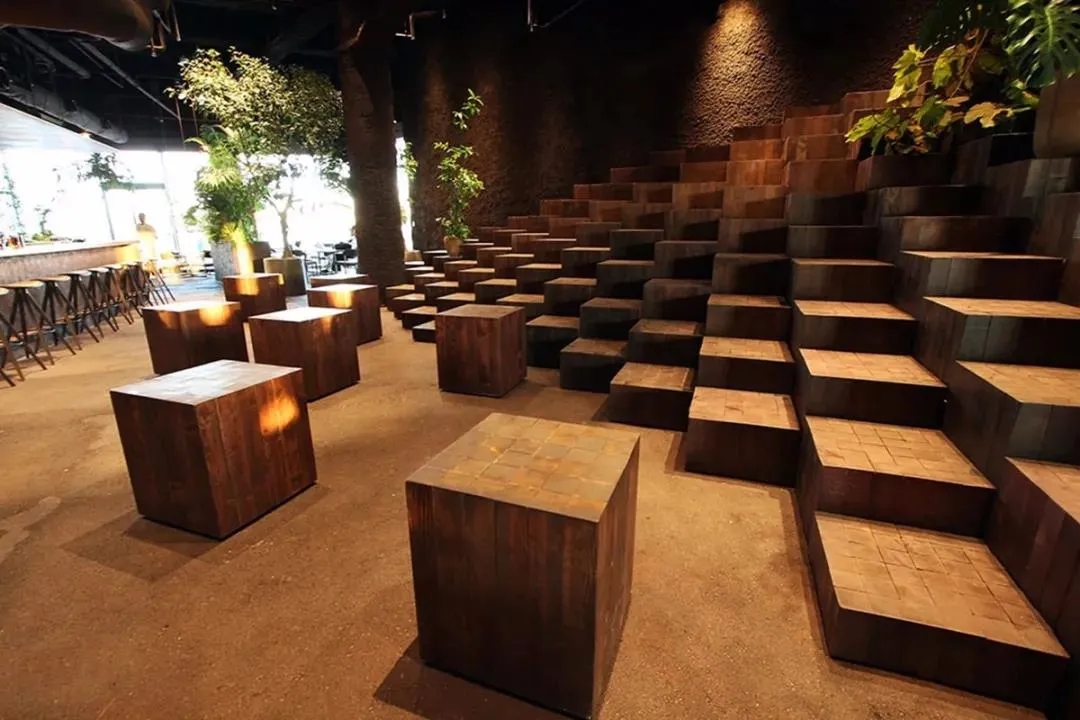 湖北这个日本餐饮空间设计，带你来到热带丛林