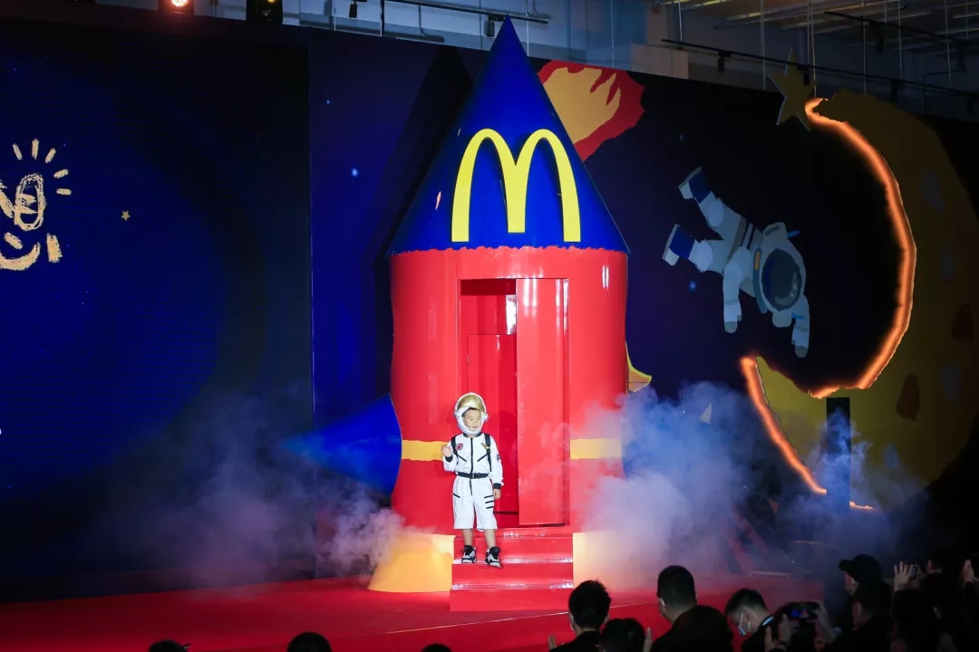 湖北麦当劳中国为孩子“点亮梦想”，带你上天！
